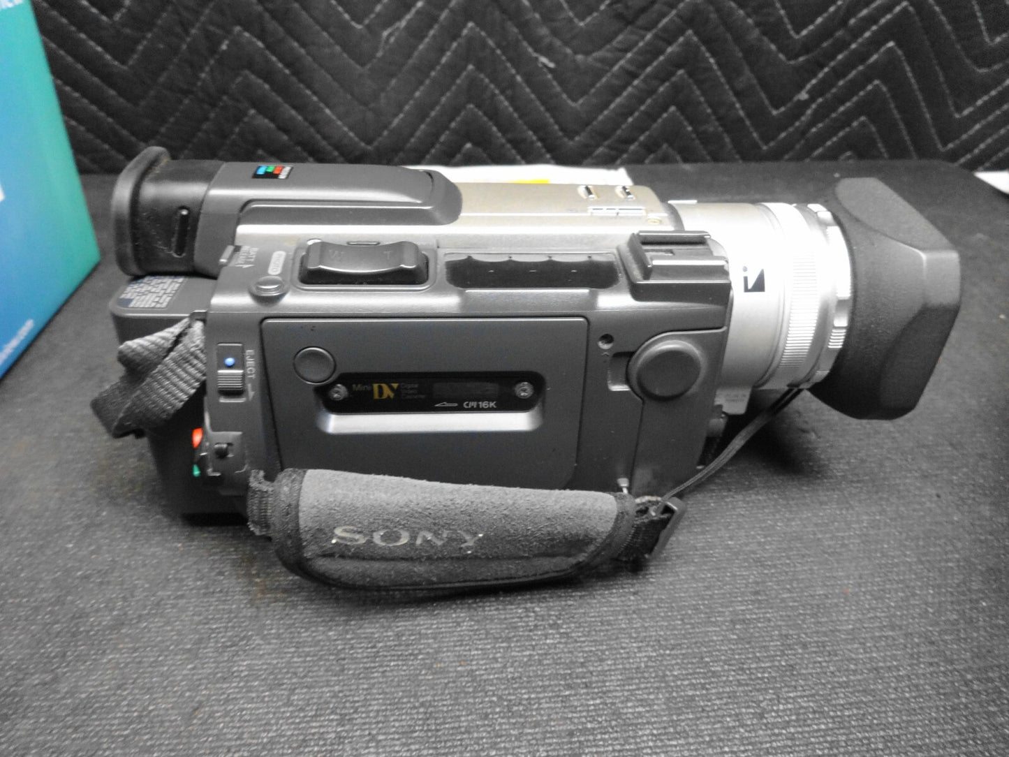 SONY Handycam DCR-TRV900 3CCD Mini DV Camcorder *READ*