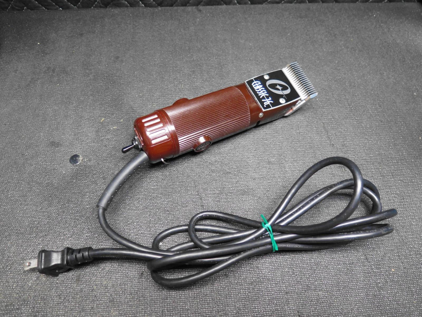 Oster Professional Hair Clippers Classic 76 - Includes 3-1/2  Blade