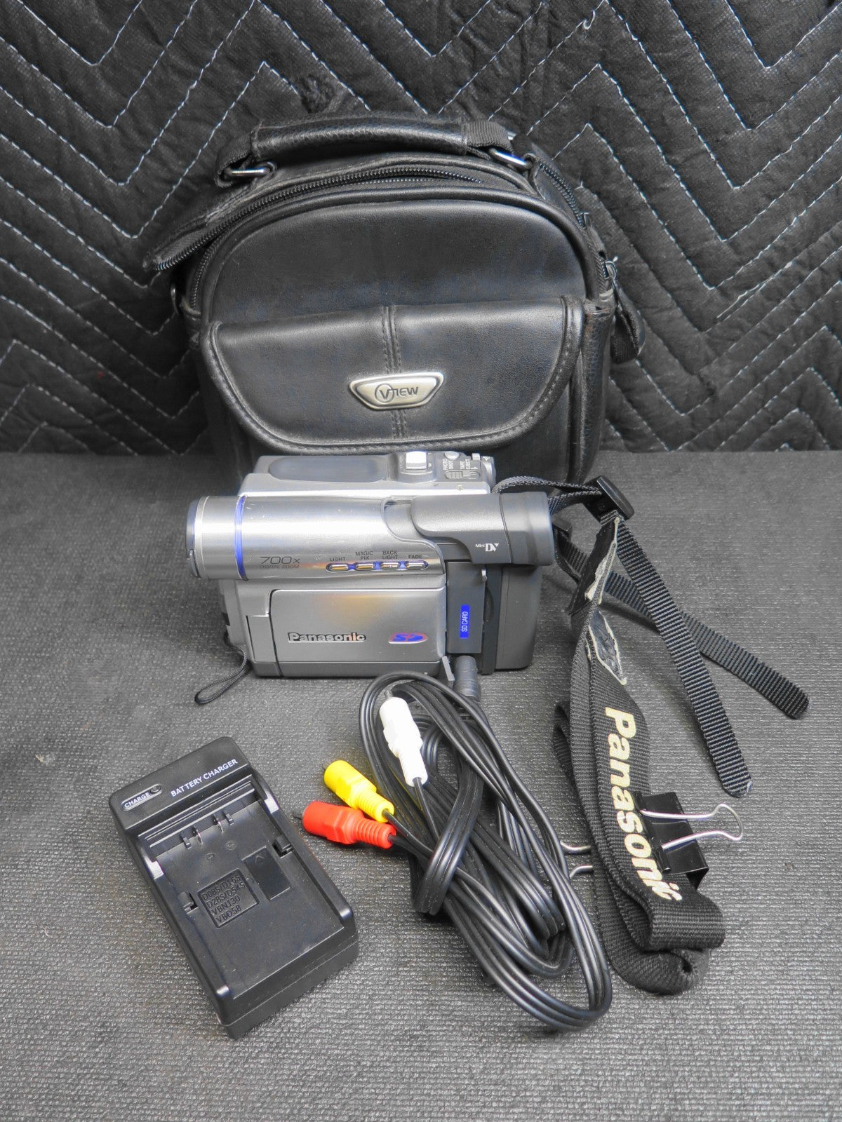 PANASONIC PV-DV203D DIGITAL CAMCORDER w/ Battery, AV Cable, Charger & Soft Case