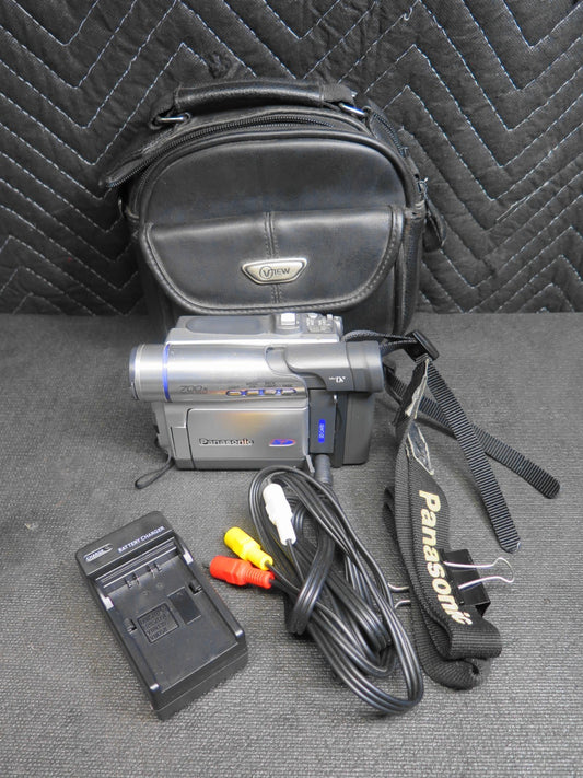 PANASONIC PV-DV203D DIGITAL CAMCORDER w/ Battery, AV Cable, Charger & Soft Case