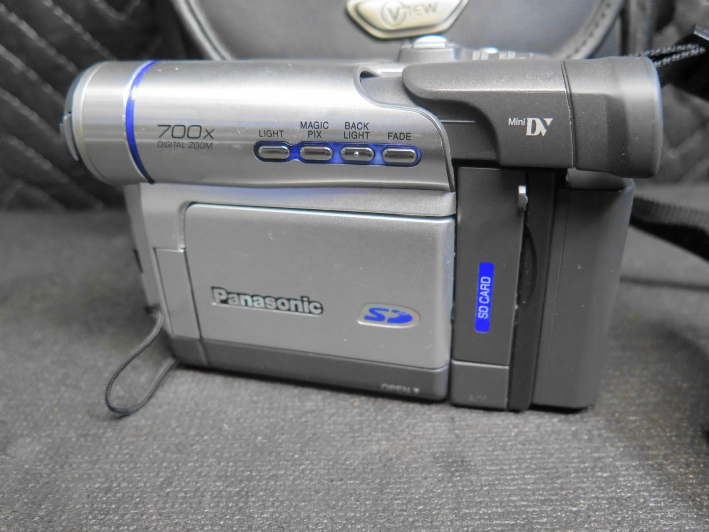 PANASONIC PV-DV203D DIGITAL CAMCORDER w/ Battery, AV Cable, Charger & Soft Case