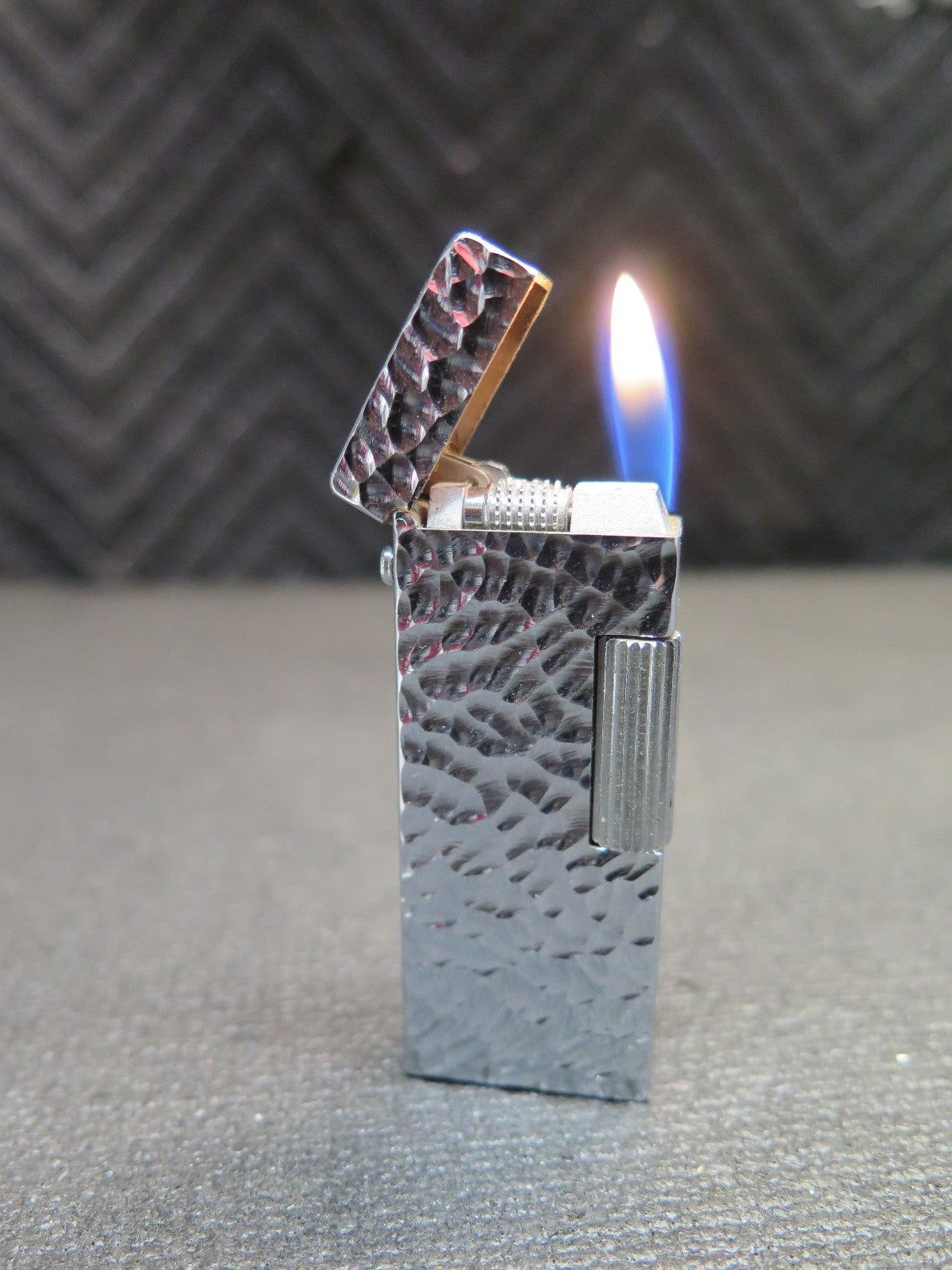 Win 2000 Gas Lighter Silver Tone Hammered Bark Texture Vintage Made in Japan