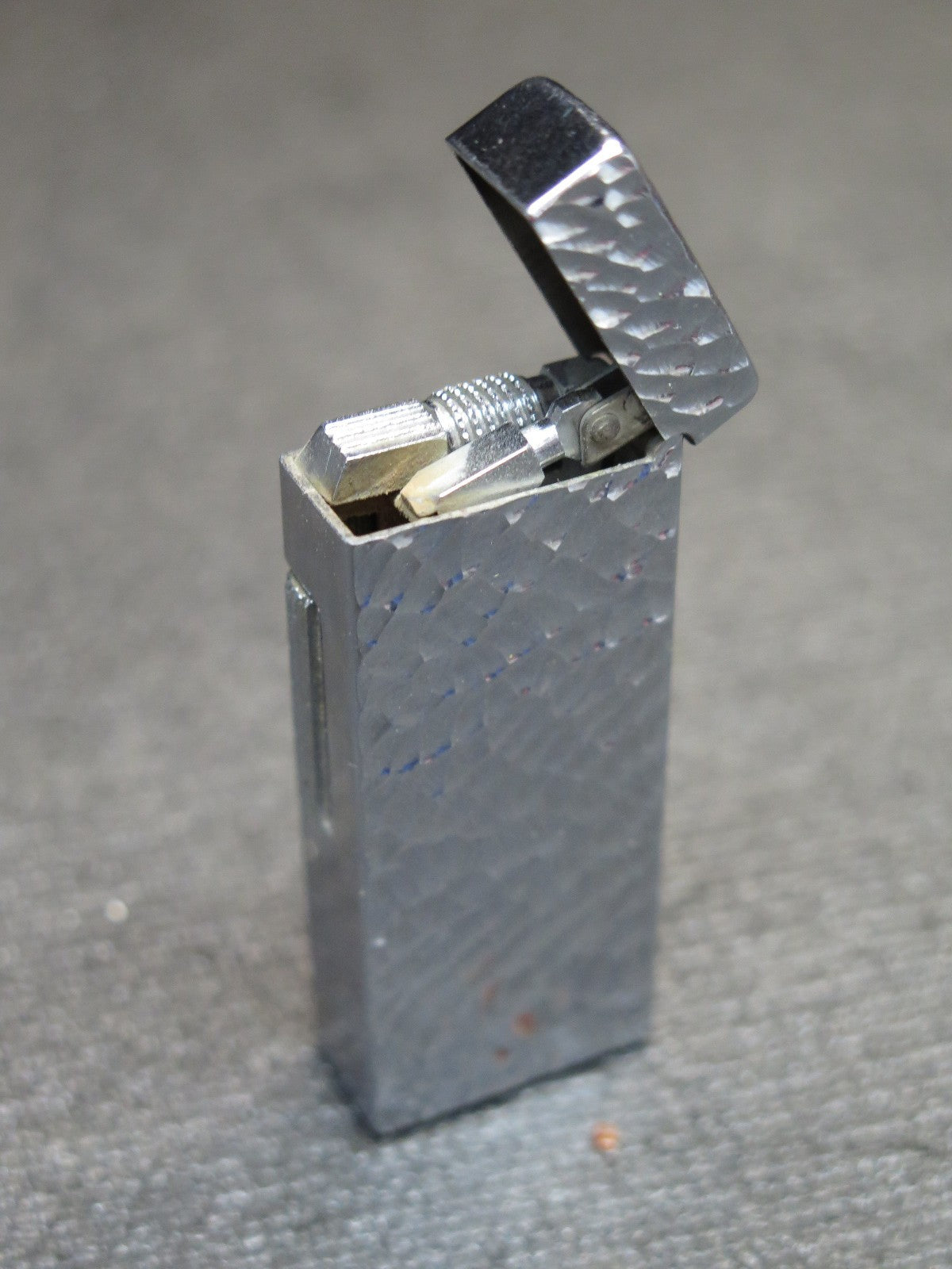 Win 2000 Gas Lighter Silver Tone Hammered Bark Texture Vintage Made in Japan