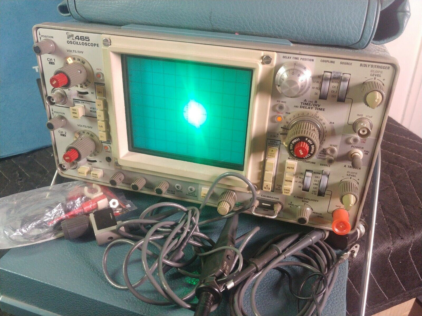 Tektronix 465 100 MHz, Dual-channel Oscilloscope w/ Probes and Manual
