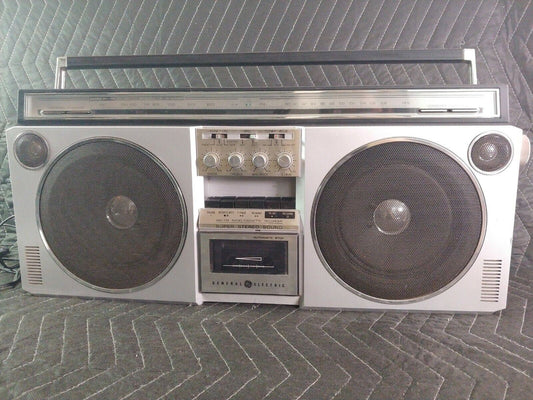 Vintage GE General Electric 3-6000A AM/FM Cassette Boombox Radio