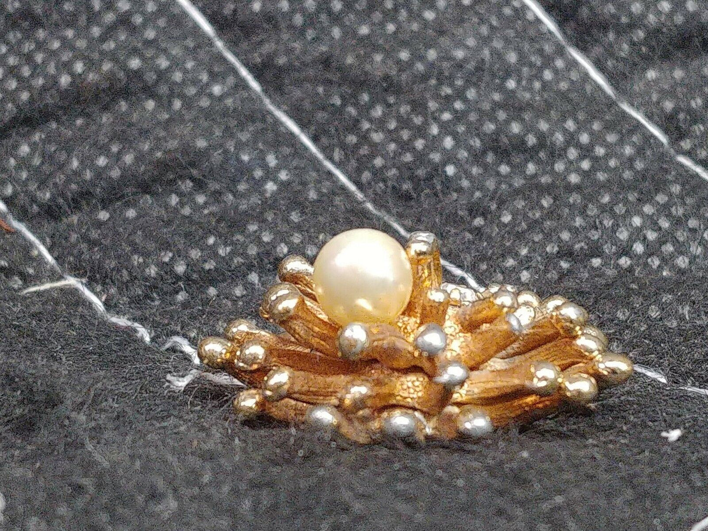 Atomic Anemone Gold Tone Brooch Stone Pearl with no pin/clasp