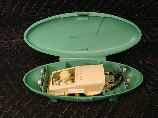 SINGER Buttonholer #2482607 green clamshell plastic case Vintage