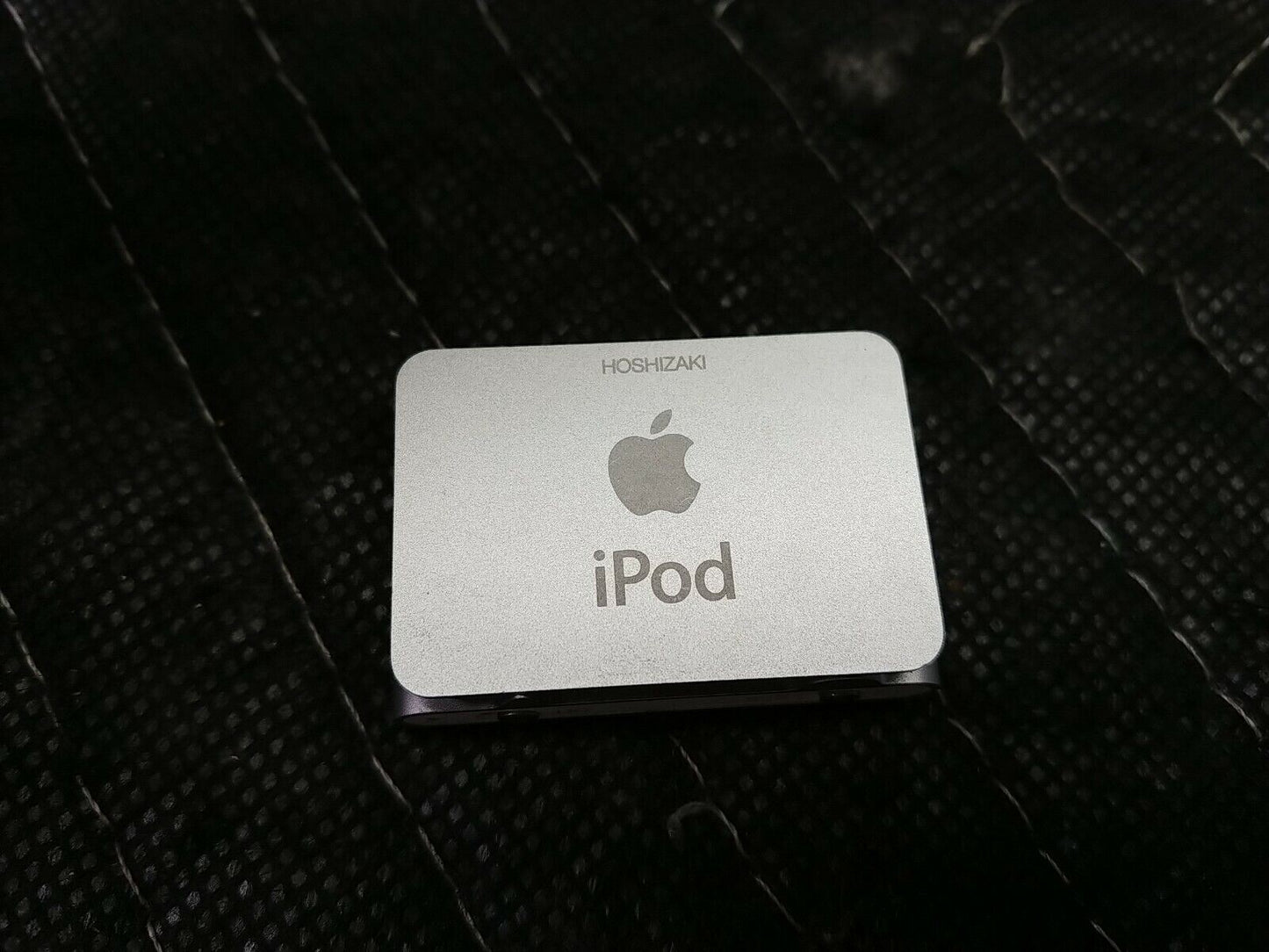 Apple iPod Shuffle 2nd Generation Silver 1GB Clip On A1204