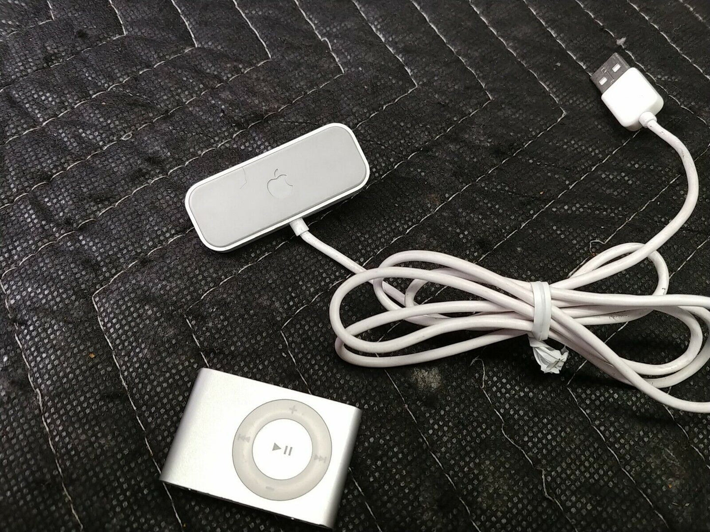 Apple iPod Shuffle 2nd Generation Silver 1GB Clip On A1204