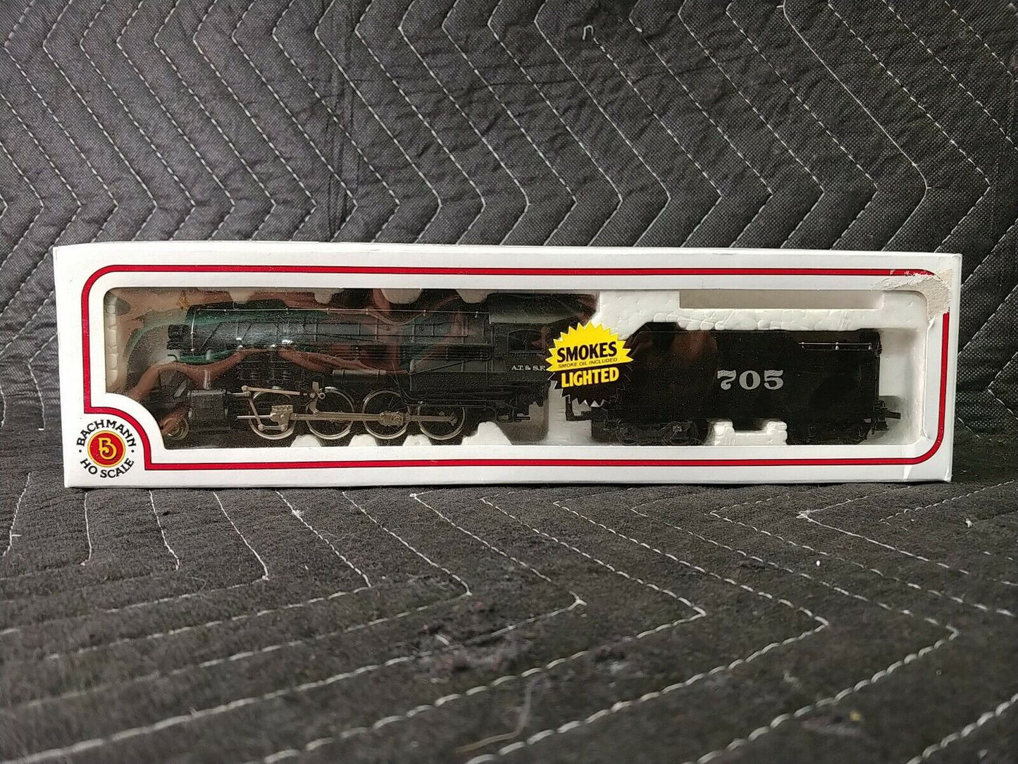 BACHMANN HO SCALE 0651 SANTA FE 2-8-0 CONSOLIDATION ENGINE W/ SMOKE #705