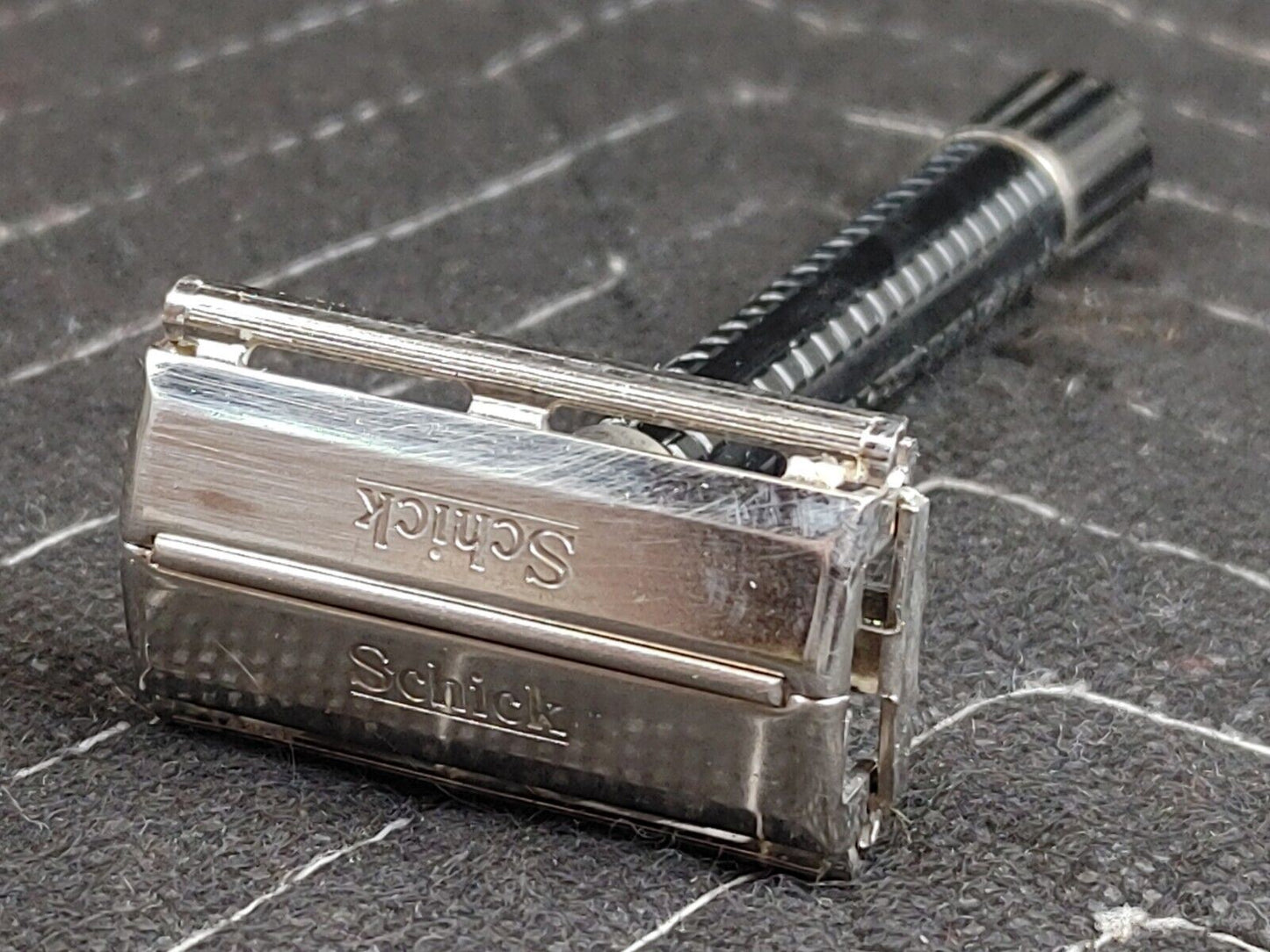 Vintage Early Schick Krona Double Edge Safety Razor in case, circa 1964-1976