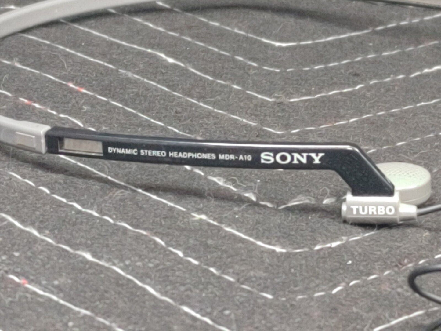 Sony Discman Wired Remote RM-DM2 + Headphones