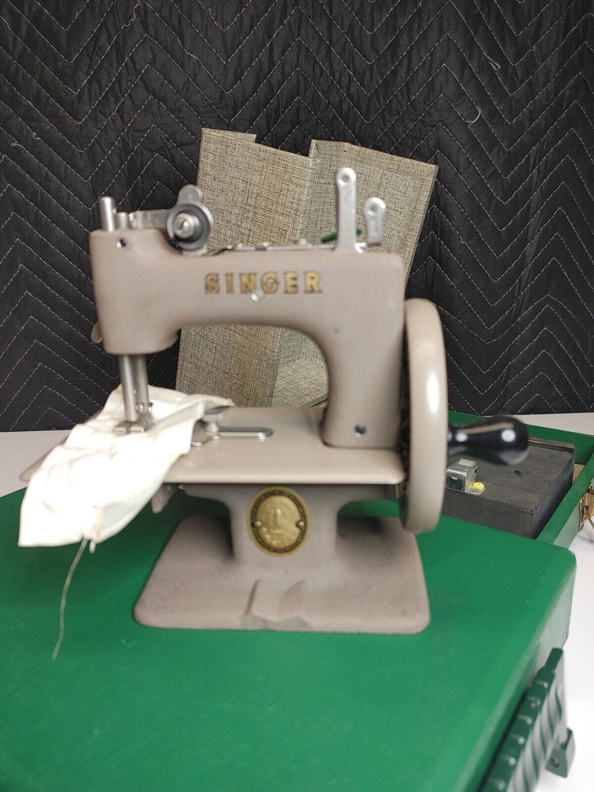 SINGER SEWHANDY 20 Child Toy Sewing Machine 20-1 w/ Storage Case