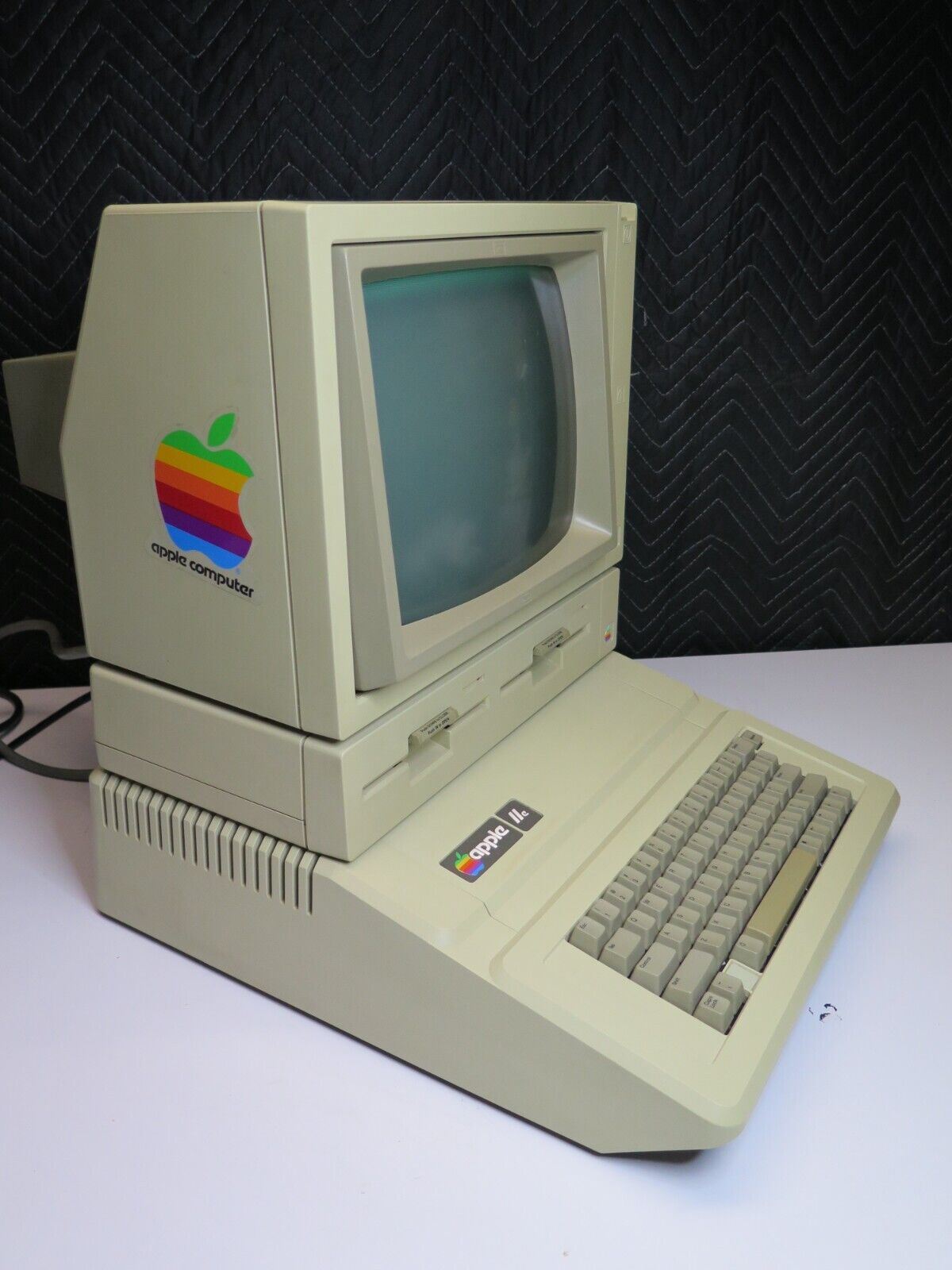 Apple IIe (2e) Computer with Monitor, Duo Disk Drive, Hayes Modem, Ser ...