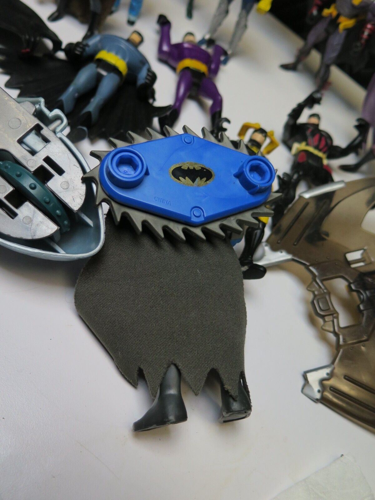 Lot - 16 DC Universe Action Figures - Batman Robin Joker Nightwing & Parts
