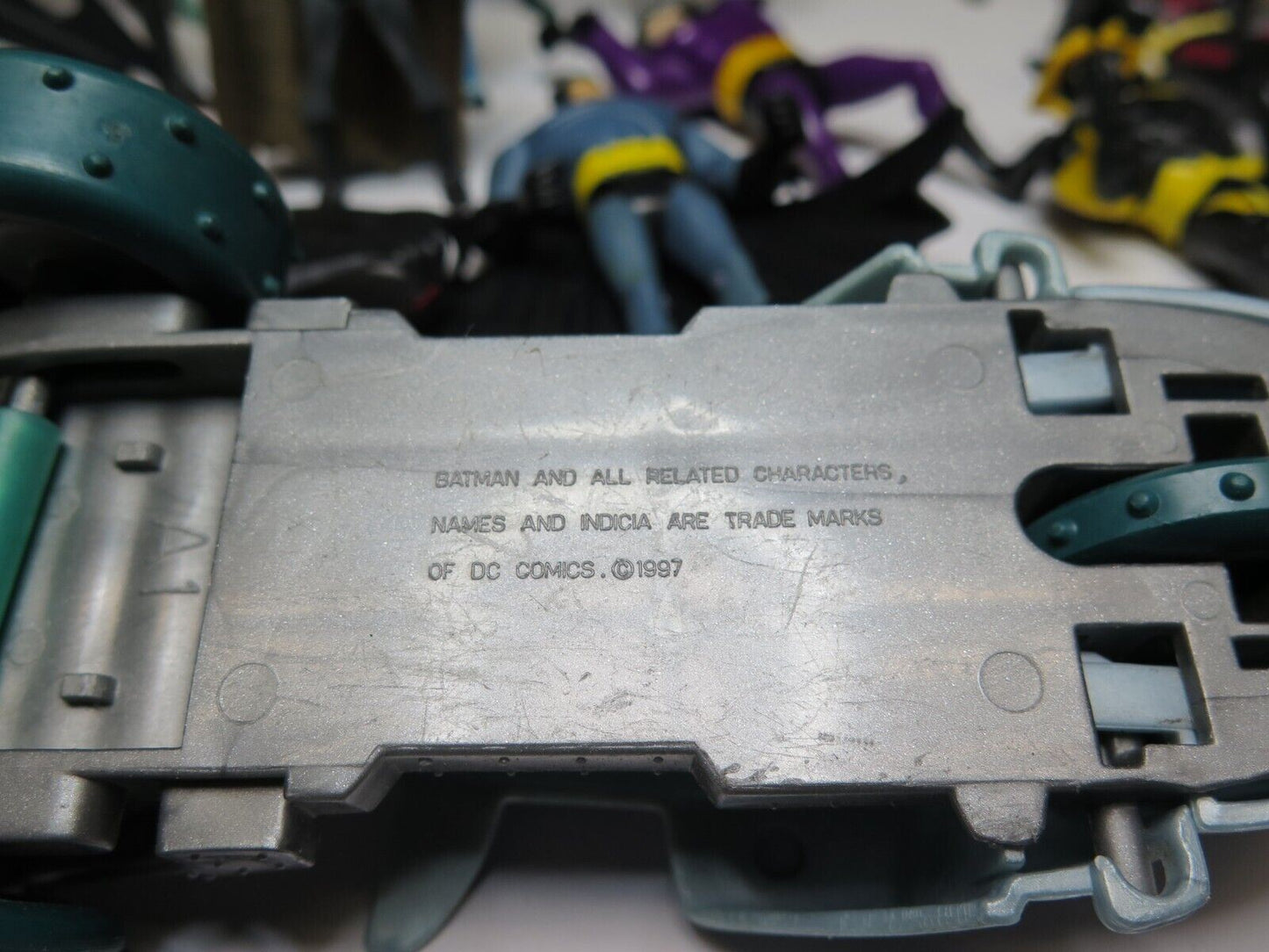 Lot - 16 DC Universe Action Figures - Batman Robin Joker Nightwing & Parts