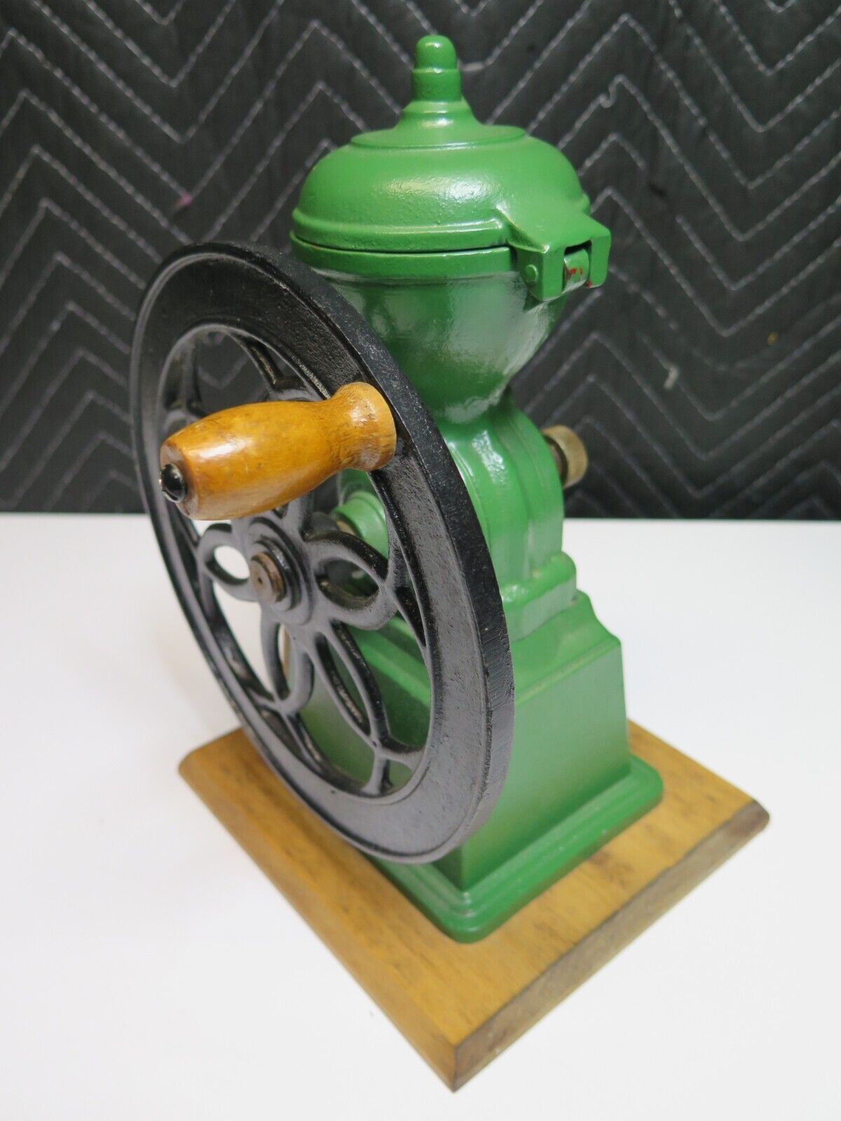 Cast Iron Hand Crank Wheel Manual Coffee Grinder Mill - Green