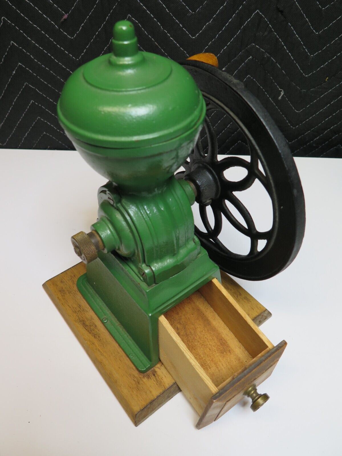 Cast Iron Hand Crank Wheel Manual Coffee Grinder Mill - Green