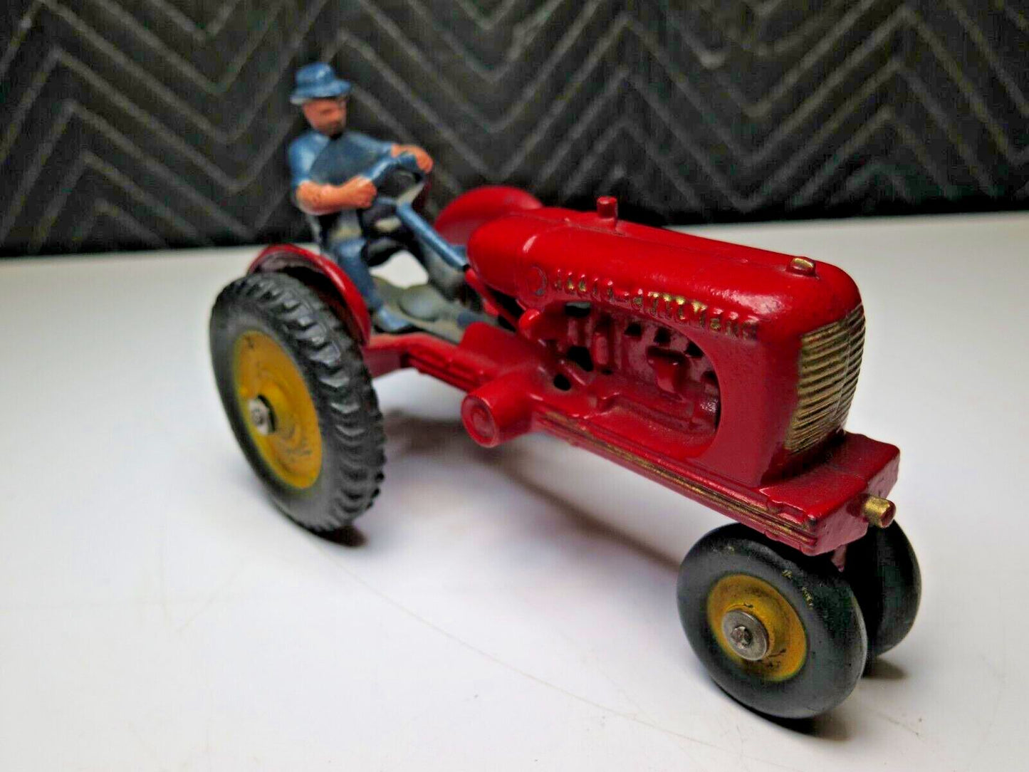 VINTAGE HUBLEY TOYS CAST IRON ALLIS-CHALMERS TRACTOR - USA