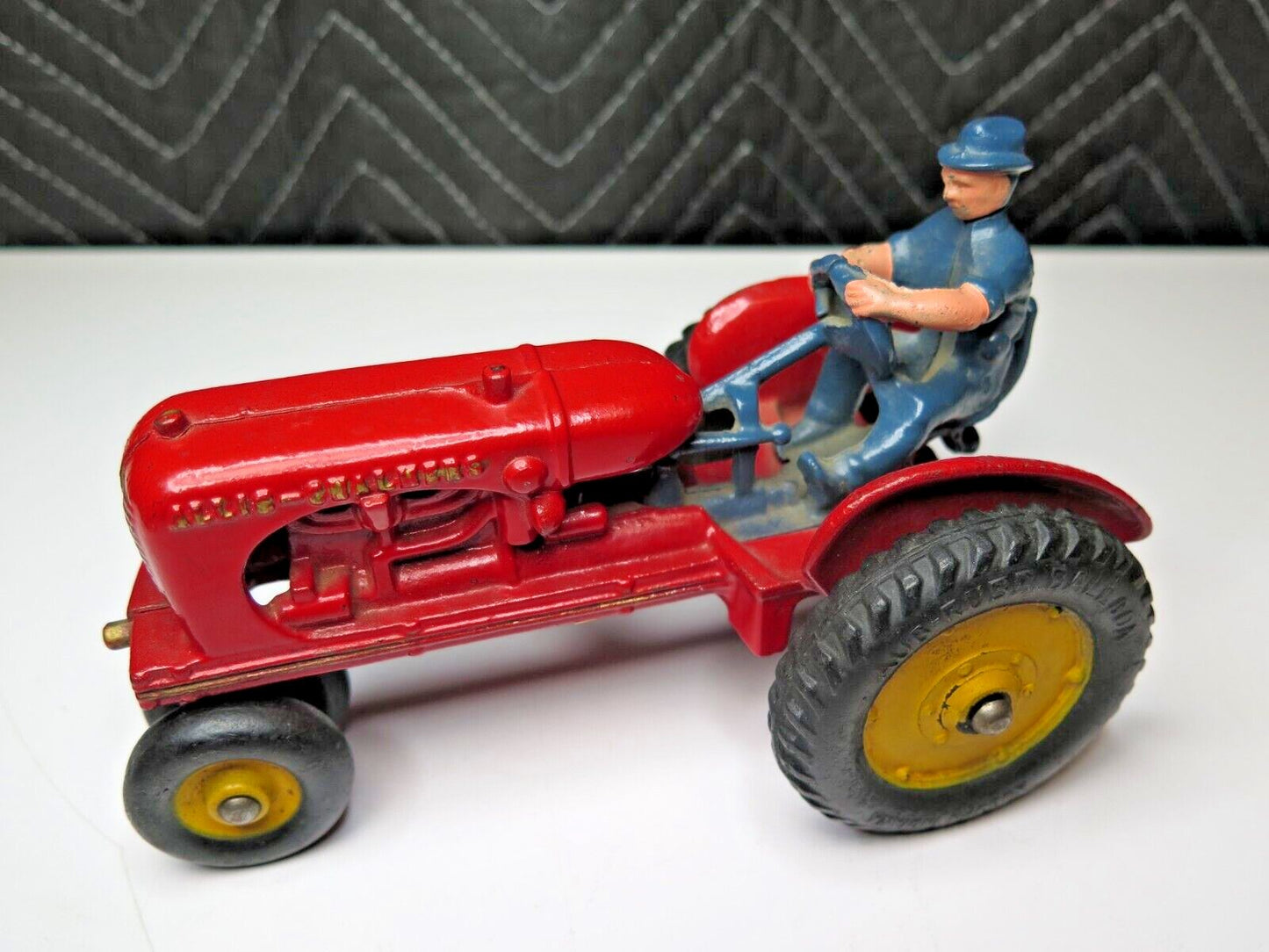 VINTAGE HUBLEY TOYS CAST IRON ALLIS-CHALMERS TRACTOR - USA