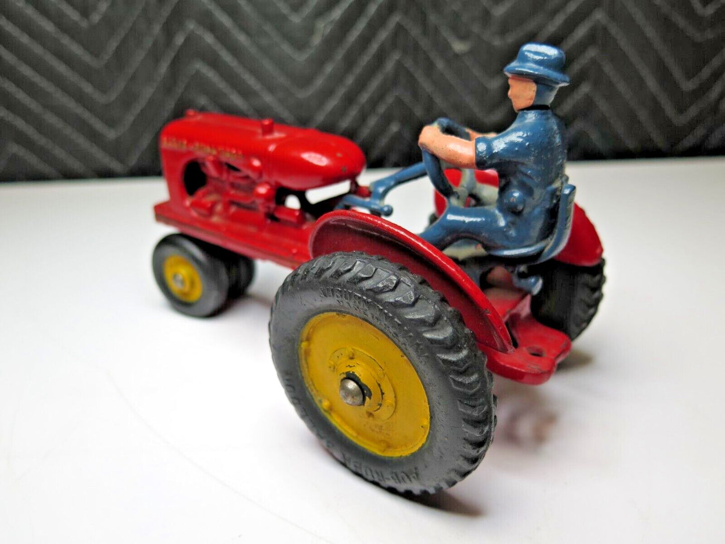 VINTAGE HUBLEY TOYS CAST IRON ALLIS-CHALMERS TRACTOR - USA