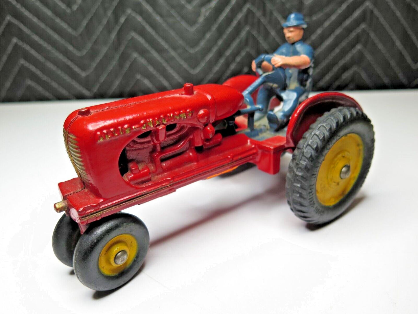 VINTAGE HUBLEY TOYS CAST IRON ALLIS-CHALMERS TRACTOR - USA