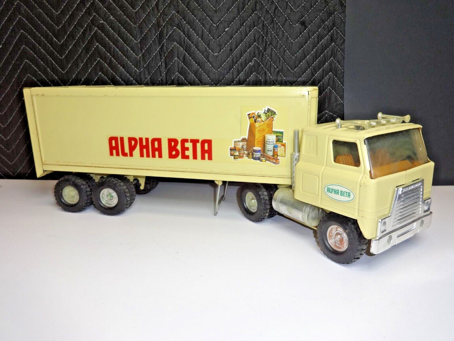 VINTAGE 1982 ERTL ALPHA BETA GROCERY DIESEL TRACTOR TRAILER TRUCK - 21.5" Long