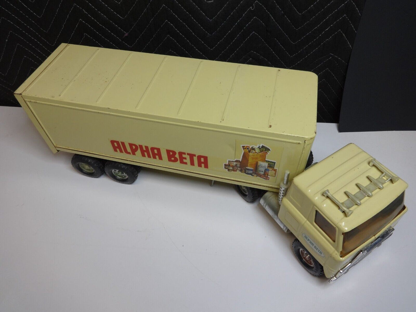 VINTAGE 1982 ERTL ALPHA BETA GROCERY DIESEL TRACTOR TRAILER TRUCK - 21.5" Long