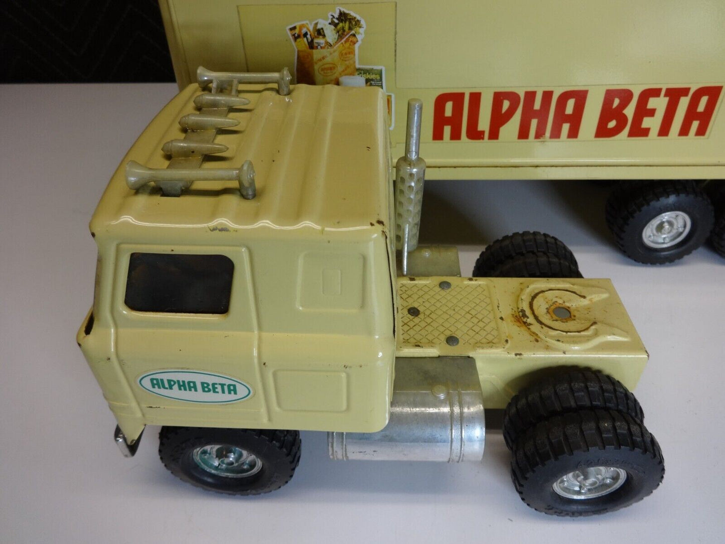 VINTAGE 1982 ERTL ALPHA BETA GROCERY DIESEL TRACTOR TRAILER TRUCK - 21.5" Long