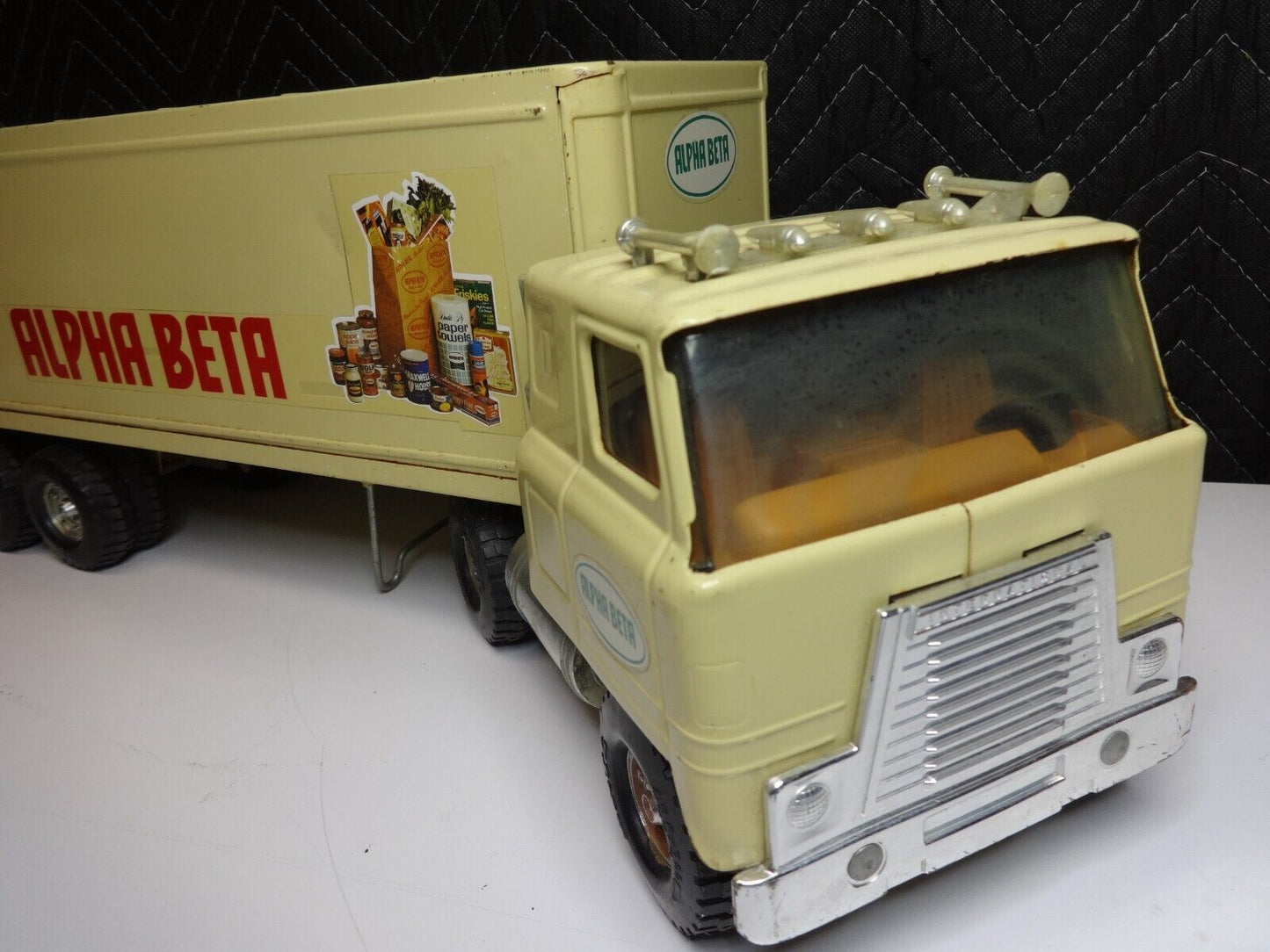 VINTAGE 1982 ERTL ALPHA BETA GROCERY DIESEL TRACTOR TRAILER TRUCK - 21.5" Long