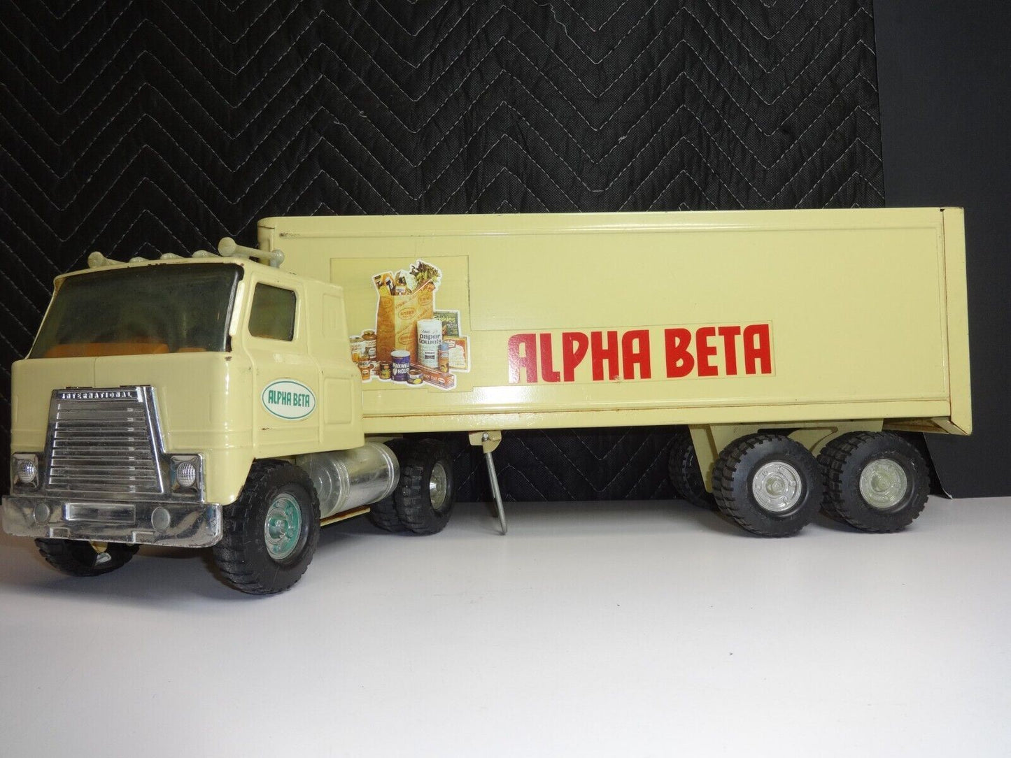 VINTAGE 1982 ERTL ALPHA BETA GROCERY DIESEL TRACTOR TRAILER TRUCK - 21.5" Long