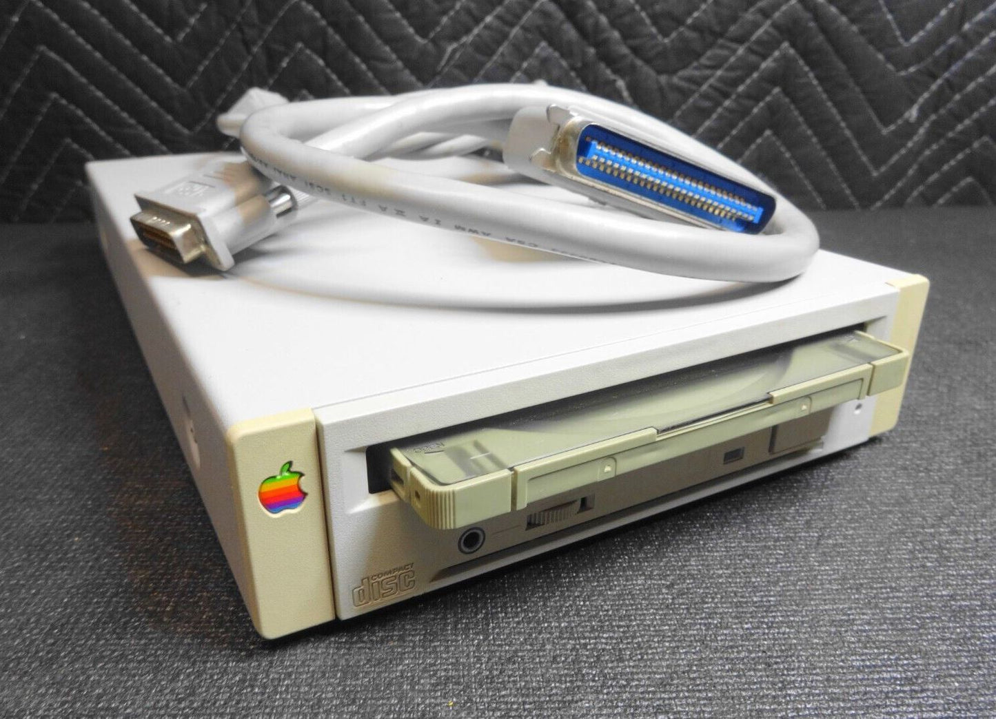 Apple External SCSI CD-ROM Drive CD 300 M3023 w/cables