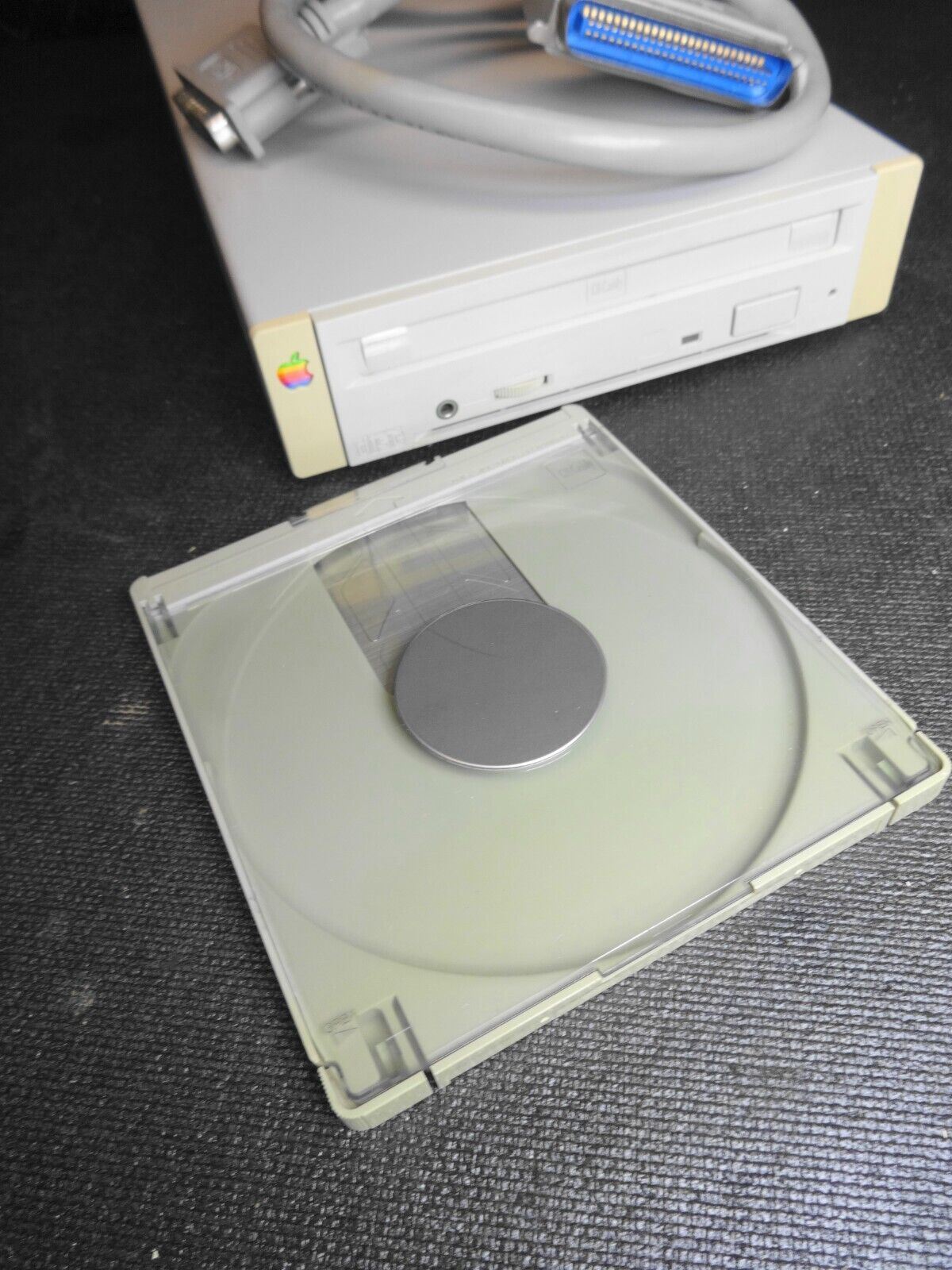 Apple External SCSI CD-ROM Drive CD 300 M3023 w/cables – ineedths