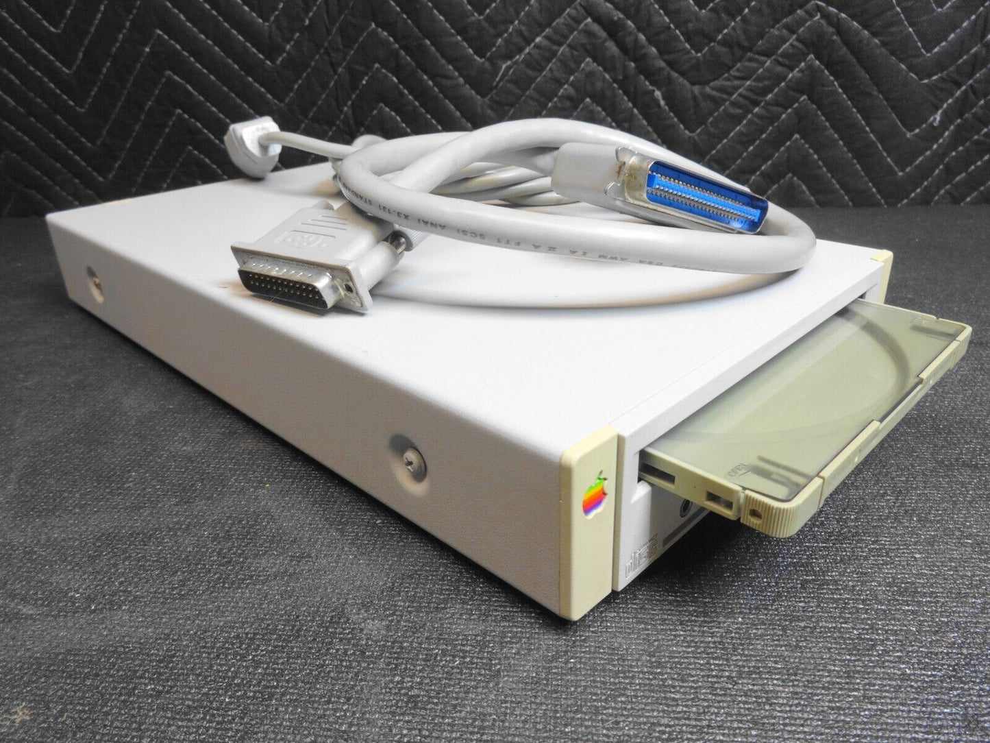 Apple External SCSI CD-ROM Drive CD 300 M3023 w/cables