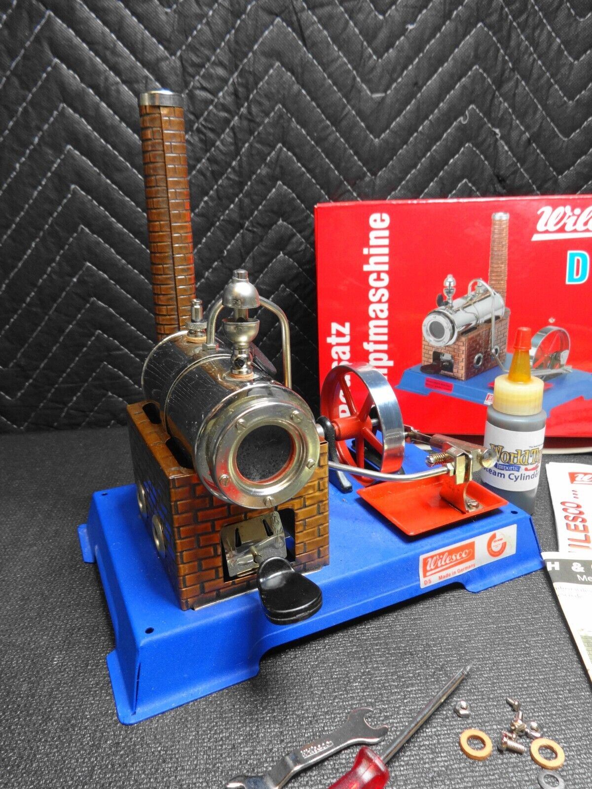 Wilesco - Steam Engine D5 plus Fuel & Oil - Dampfmaschine in excellent condition