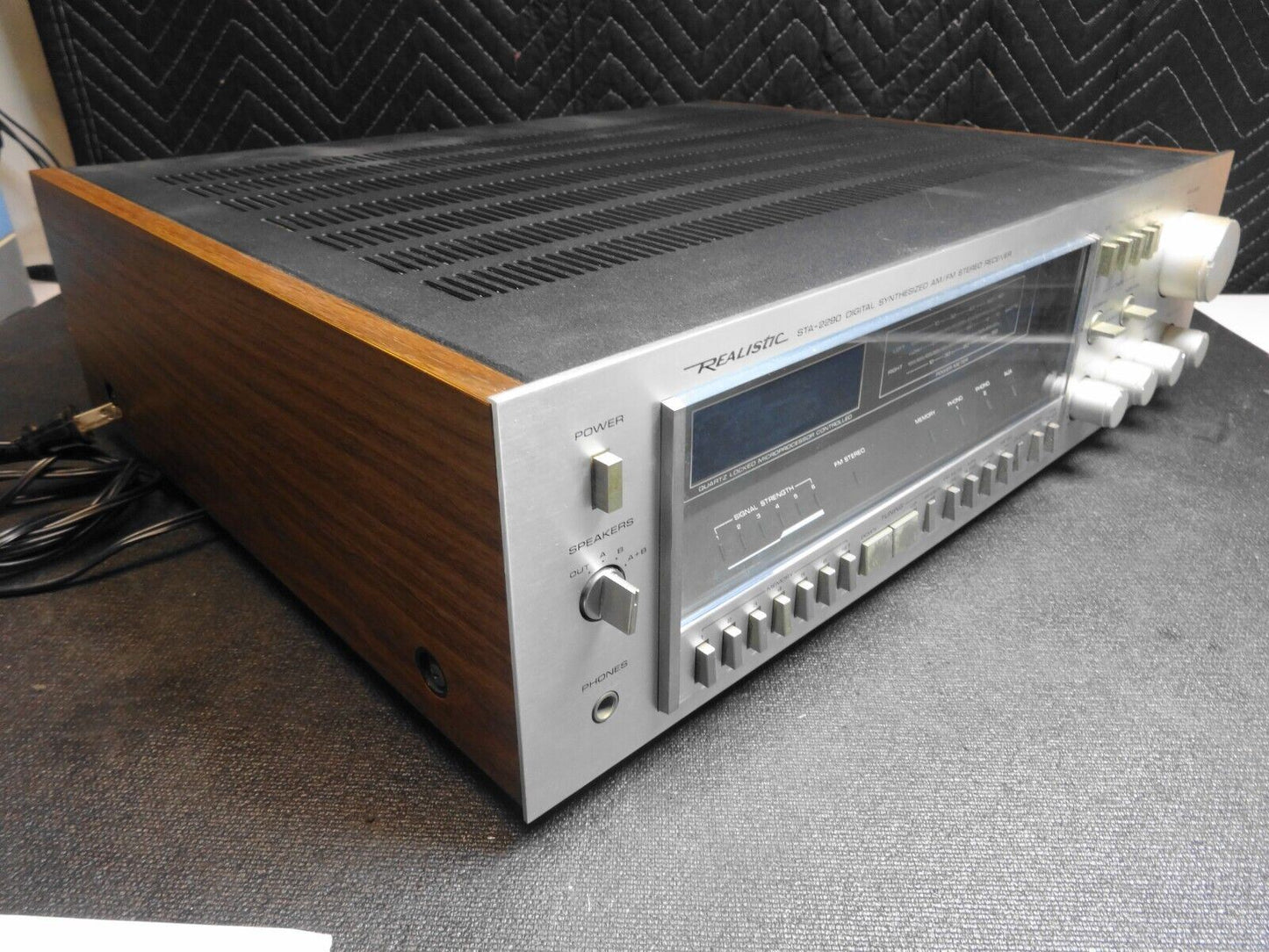REALISTIC STA-2290 DIGITAL SYNTHESIZED AM/FM STEREO RECEIVER - Partially Working
