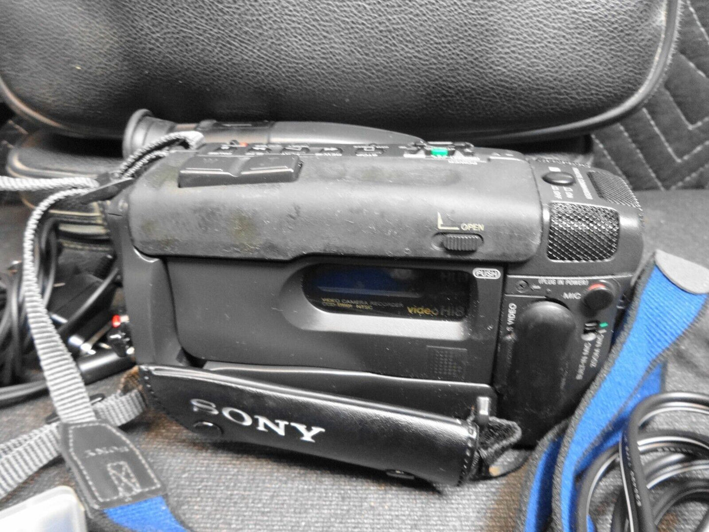Sony CCD-TR101 Camcorder w/ Charger, Batteries, Cables, Remote & Case