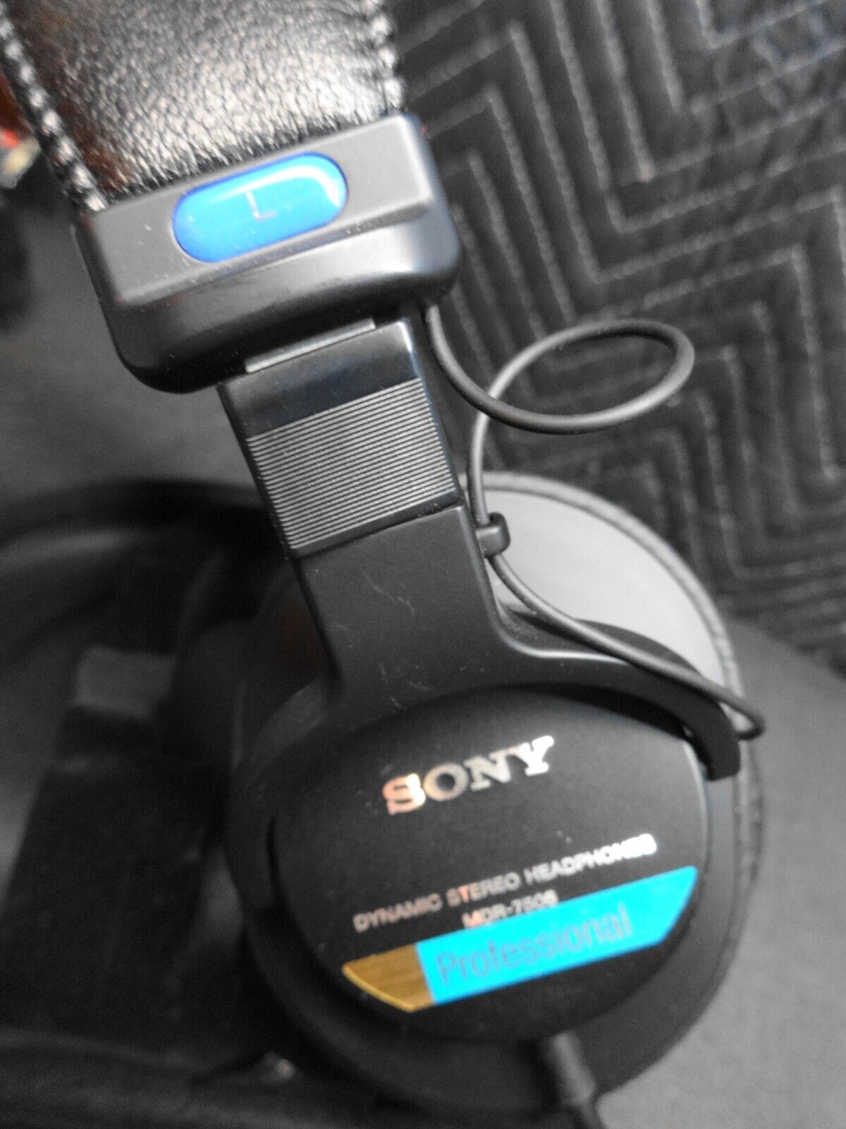 Sony Professional PRO MDR-7506 Sound Studio Monitor Headphones - Semi Hard Case