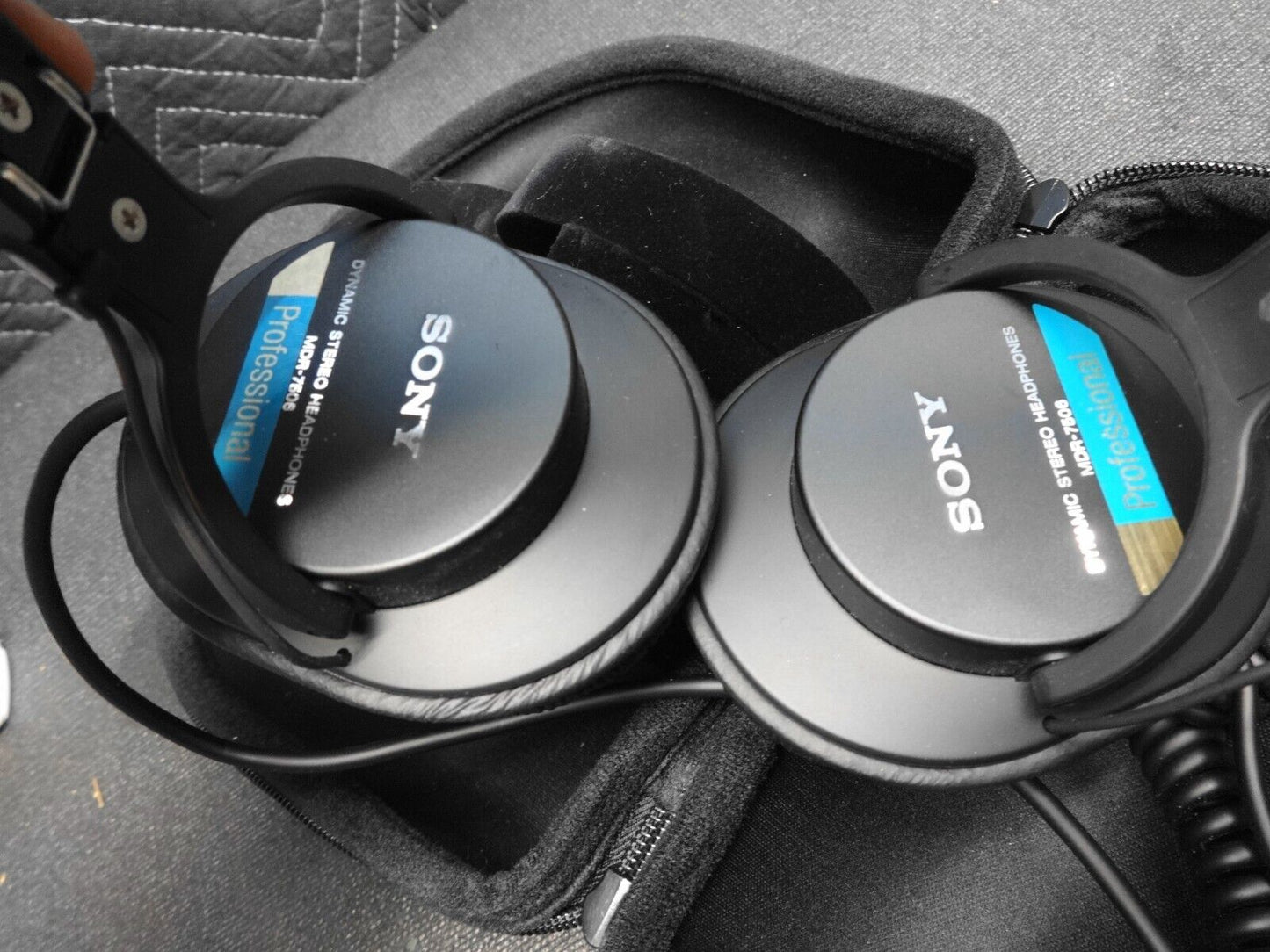 Sony Professional PRO MDR-7506 Sound Studio Monitor Headphones - Semi Hard Case