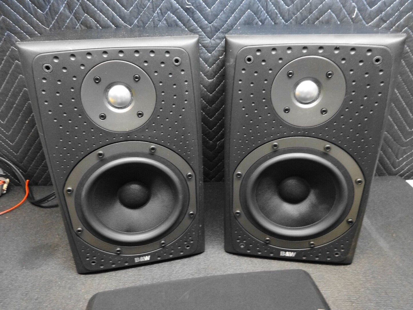 B&W DM 303 Bookshelf Speakers Bowers & Wilkins - Pair of 2x