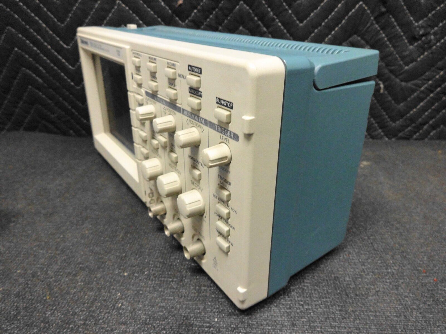 Tektronix TDS 210  Real-time Digital Oscilloscope - 60MHz 1GS/s