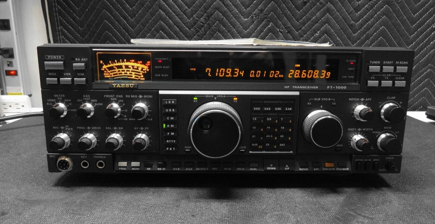 Yaesu FT 1000 Flagship HF 200 Watt Amateur Transceiver w/ Manual & Original Box