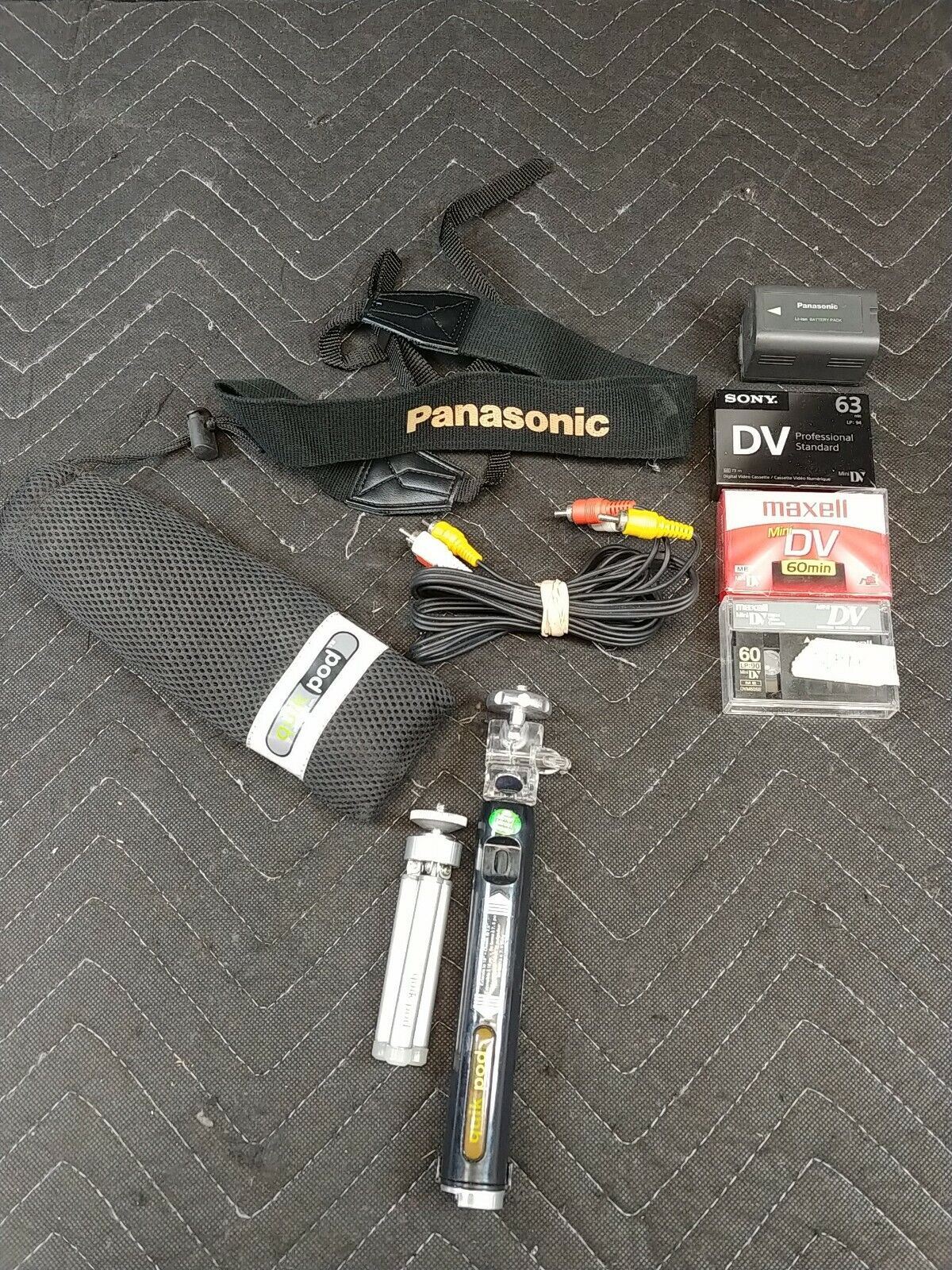 Panasonic AG-DVC30 MiniDV 3CCD Digital Video Camera w Extras and Kiwi Padded Bag