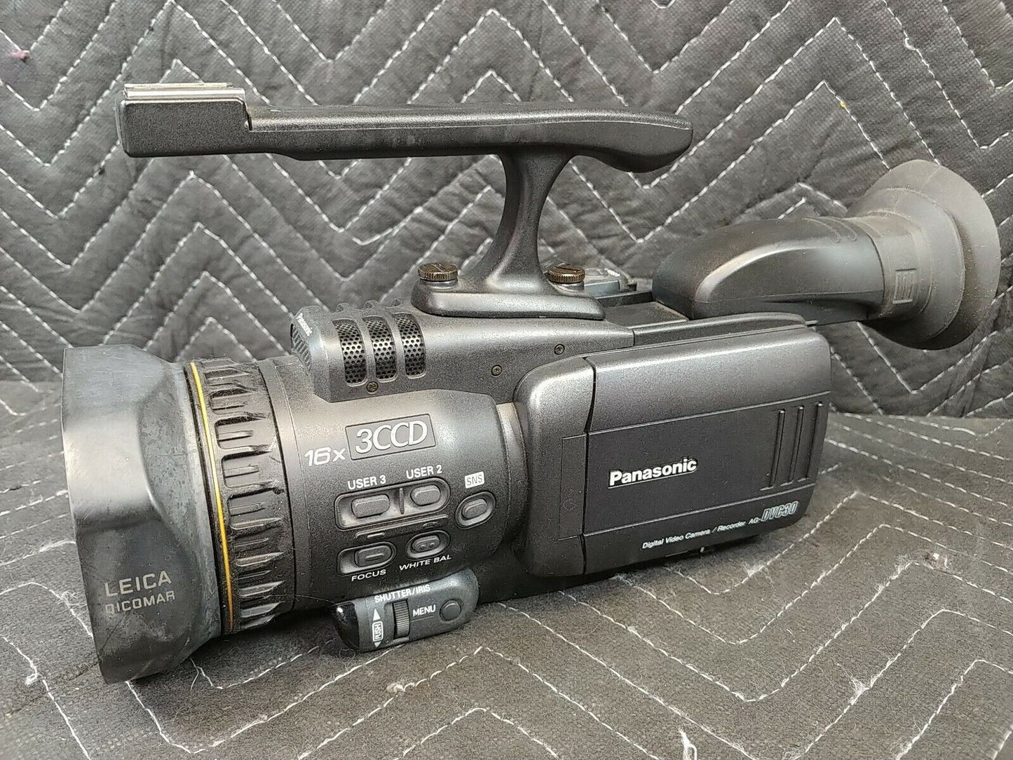 Panasonic AG-DVC30 MiniDV 3CCD Digital Video Camera w Extras and Kiwi Padded Bag