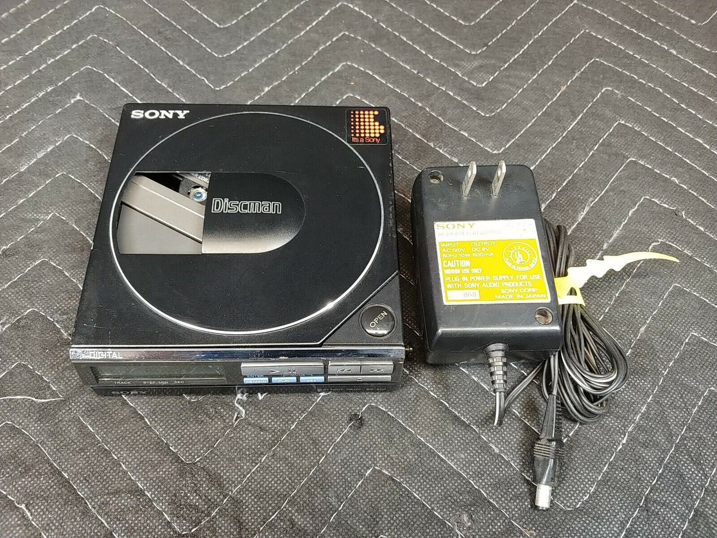 SONY D-7 DISCMAN CD PLAYER W/SONY BATTERY PACK BP-200 and 9v Power Adapter