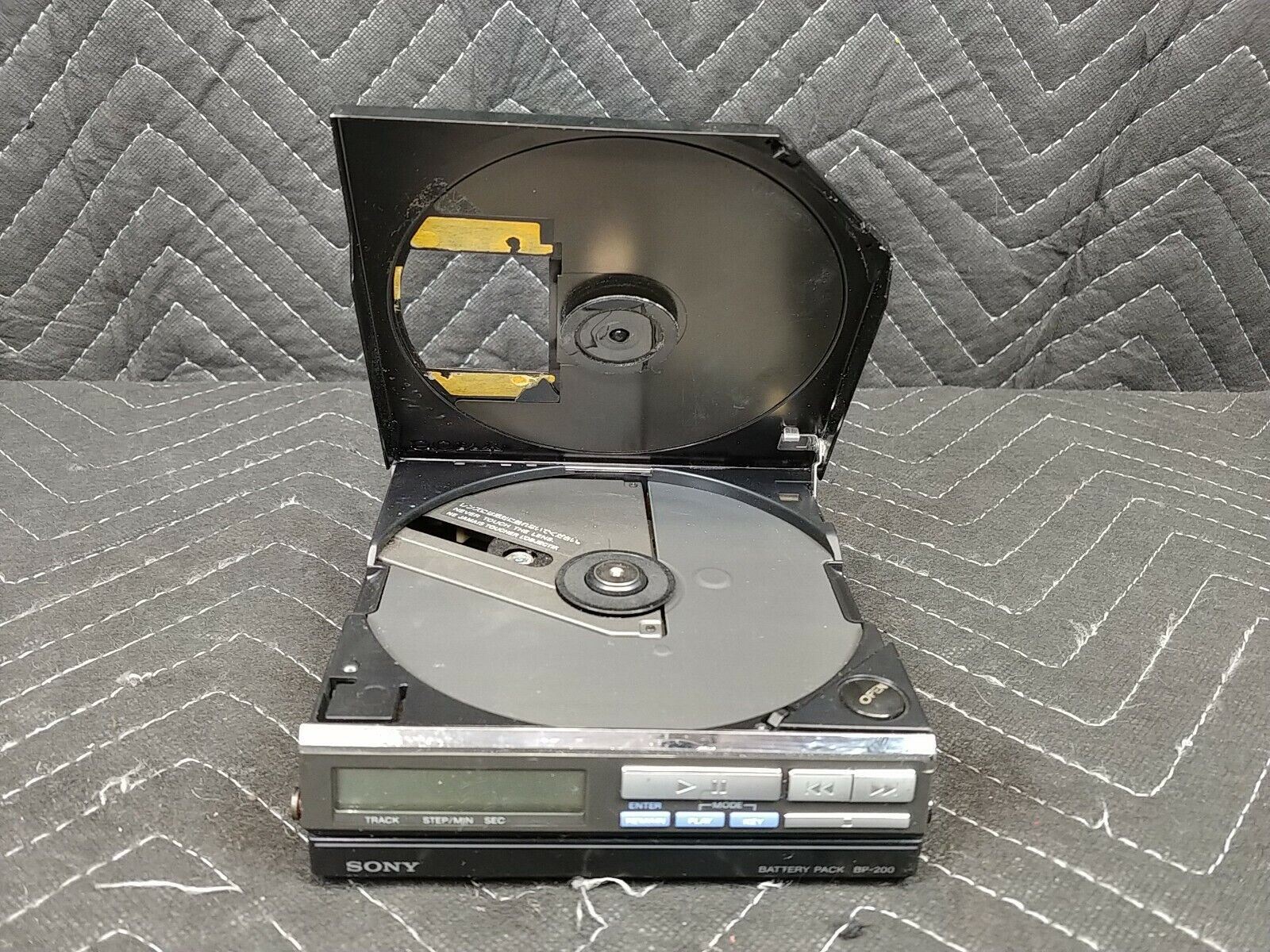 Sony Discman D7 Personal CD Player with BP-200 Battery Pack and Case (