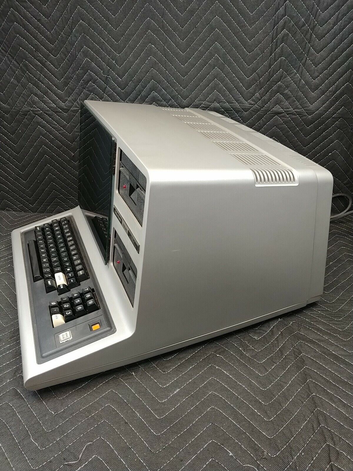 TRS-80 Model III 3 Microcomputer Powers on vintage computer tandy PC W/ Manuals