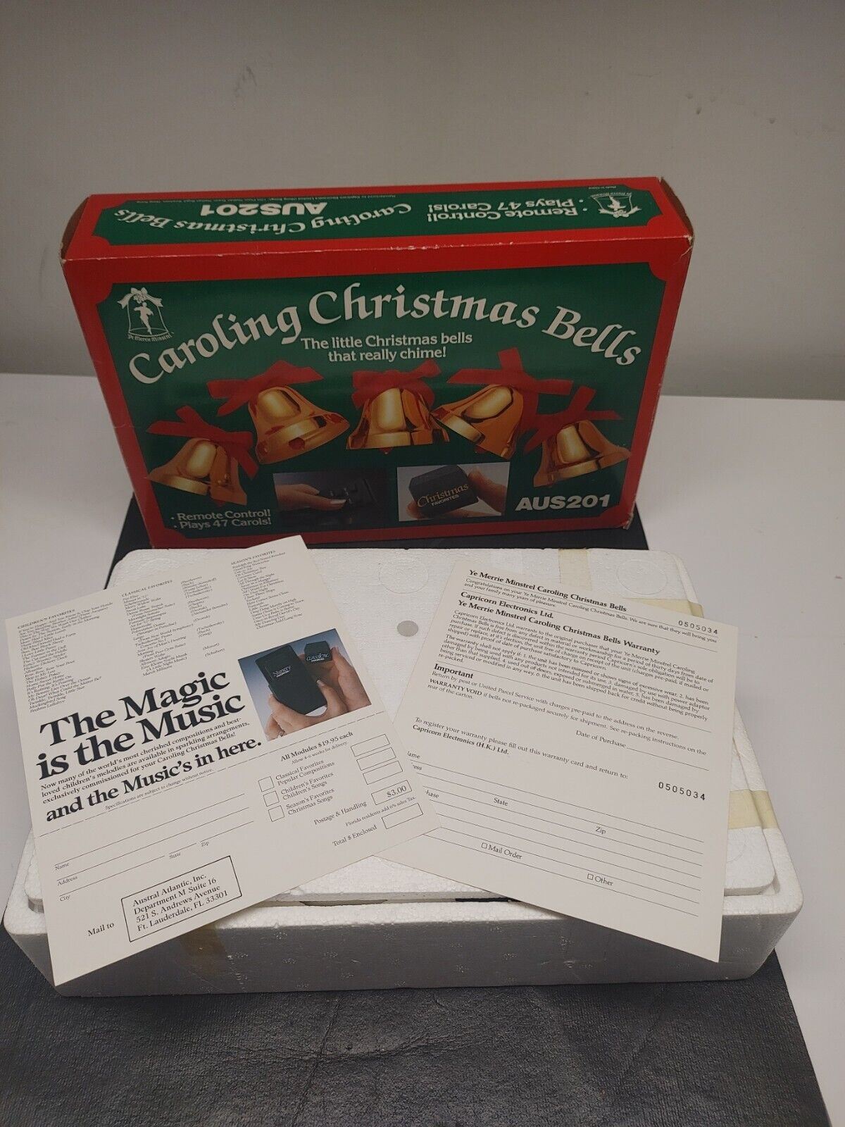 YE MERRIE MINSTREL CAROLING CHRISTMAS BELLS DELUXE AUS201 47 CAROLS w/ REMOTE