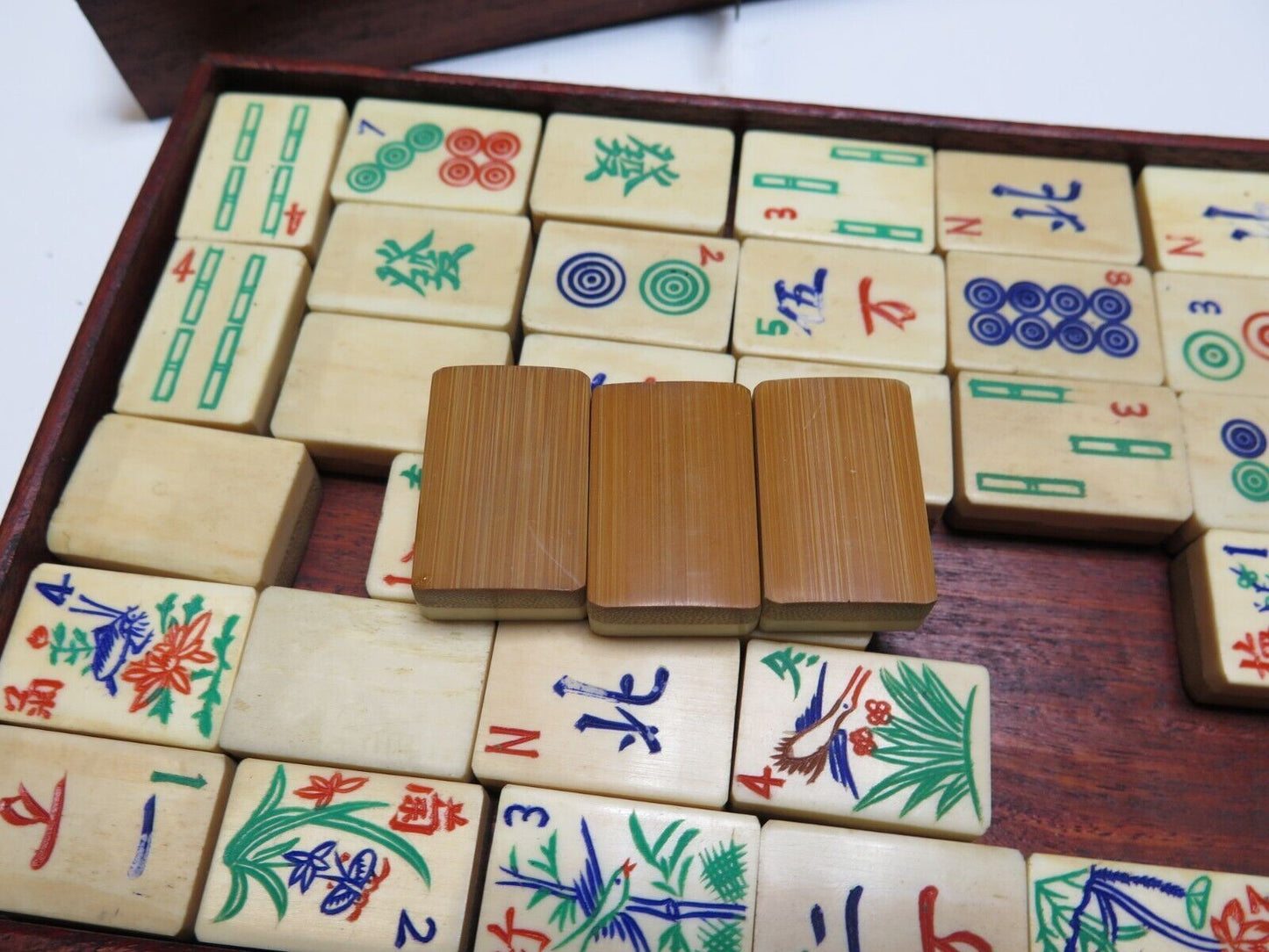 Antique MAH JONG SET BONE BAMBOO 144 THICK TILES WOOD CASE ORNATE mahjong VTG