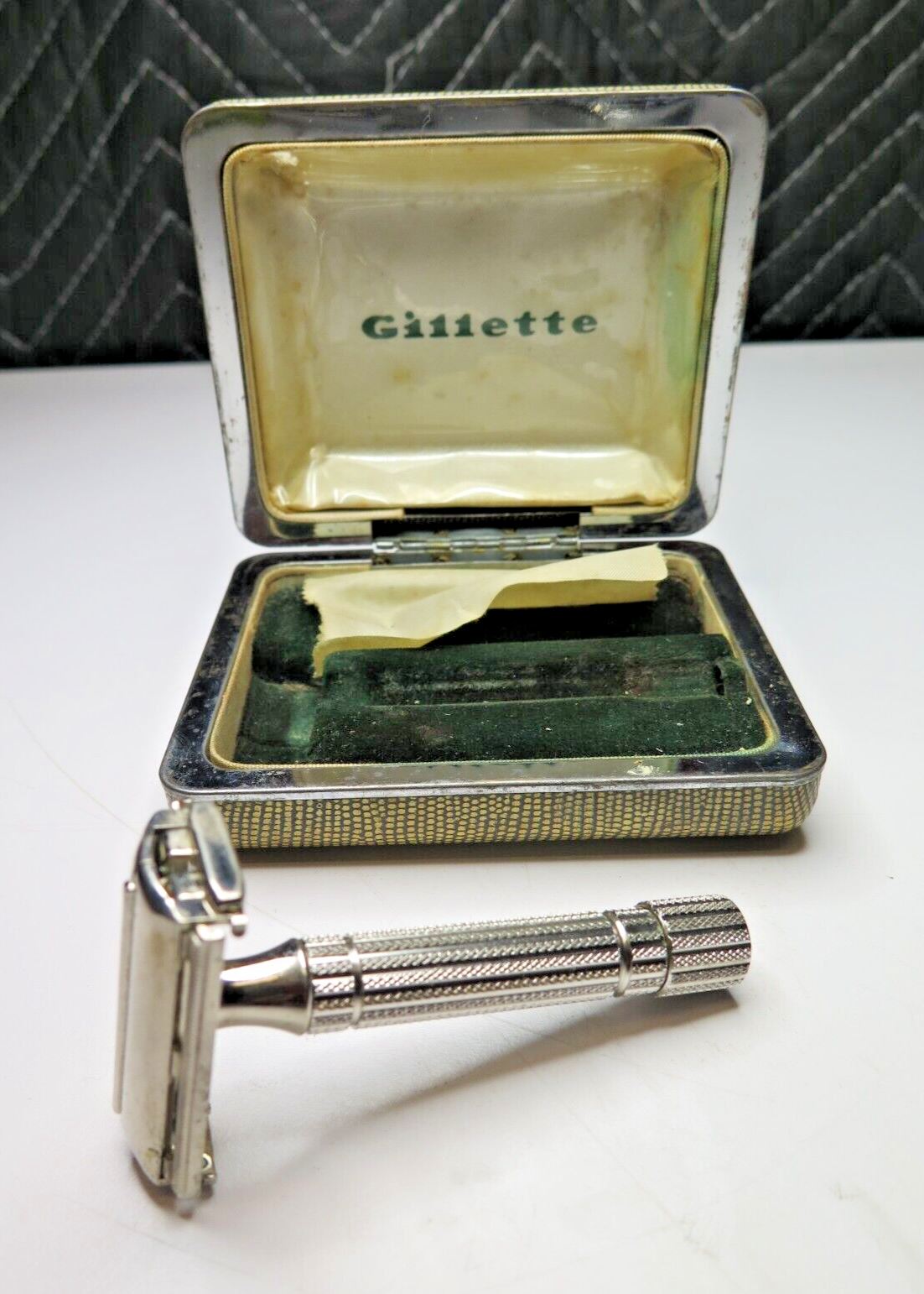 Vintage PRESIDENT GILLETTE Y3 DOUBLE EDGE RAZOR w/ Original Clamshell Case